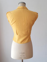 Laden Sie das Bild in den Galerie-Viewer, 1950s - Gorgeous Corn Rayon Blouse - W29 (74cm)

