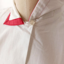 Laden Sie das Bild in den Galerie-Viewer, 1950s - M. GUIRAUD, France - Deadstock Cotton Blouse - Sz 46
