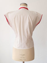 Laden Sie das Bild in den Galerie-Viewer, 1950s - M. GUIRAUD, France - Deadstock Cotton Blouse - Sz 46
