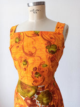 Charger l&#39;image dans la galerie, 1950s - DEADSTOCK - Stunning Roseprint Cotton Dress - W31 (78cm)
