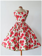 Laden Sie das Bild in den Galerie-Viewer, 1950s - Spectacular Red Green Floral Cotton Dress - W28 (70cm)
