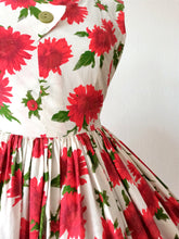 Laden Sie das Bild in den Galerie-Viewer, 1950s - Spectacular Red Green Floral Cotton Dress - W28 (70cm)
