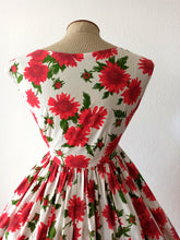 Laden Sie das Bild in den Galerie-Viewer, 1950s - Spectacular Red Green Floral Cotton Dress - W28 (70cm)
