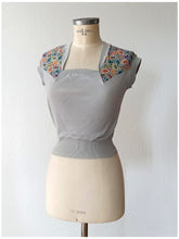 Cargar imagen en el visor de la galería, 1950s - French Deadstock Embroidered Jumper - Sz S/M
