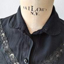 Charger l&#39;image dans la galerie, 1950s - Delicious Black Rayon Blouse - Sz 42
