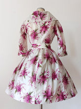 Load image into Gallery viewer, 1950s 1960s - Stunning Parisian Floral Bouquets Dress - W26 (66cm)
