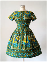 Cargar imagen en el visor de la galería, 1950s 1960s - Stunning Floral Print Cotton Dress - W28.5 (72cm)
