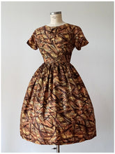 Cargar imagen en el visor de la galería, 1950s 1960s - Gorgeous Abstract Stin Silk Dress - W28.5 (72cm)
