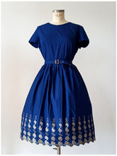 Cargar imagen en el visor de la galería, 1950s 1960s - French DEADSTOCK - Gorgeous Blue Cotton Dress - W31.5 (80cm)
