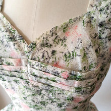 Laden Sie das Bild in den Galerie-Viewer, 1950s - Dreamy Abstract Floral Dress - W27 (68cm)
