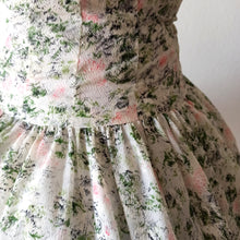 Laden Sie das Bild in den Galerie-Viewer, 1950s - Dreamy Abstract Floral Dress - W27 (68cm)
