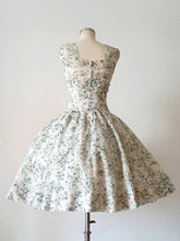 Laden Sie das Bild in den Galerie-Viewer, 1950s - Dreamy Abstract Floral Dress - W27 (68cm)

