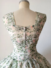 Laden Sie das Bild in den Galerie-Viewer, 1950s - Dreamy Abstract Floral Dress - W27 (68cm)

