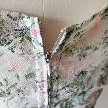 Laden Sie das Bild in den Galerie-Viewer, 1950s - Dreamy Abstract Floral Dress - W27 (68cm)
