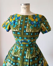 Cargar imagen en el visor de la galería, 1950s 1960s - Stunning Floral Print Cotton Dress - W28.5 (72cm)
