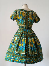 Cargar imagen en el visor de la galería, 1950s 1960s - Stunning Floral Print Cotton Dress - W28.5 (72cm)
