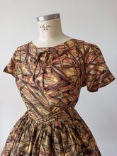 Cargar imagen en el visor de la galería, 1950s 1960s - Gorgeous Abstract Stin Silk Dress - W28.5 (72cm)
