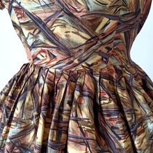 Cargar imagen en el visor de la galería, 1950s 1960s - Gorgeous Abstract Stin Silk Dress - W28.5 (72cm)
