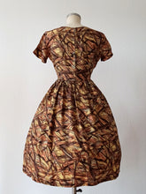 Cargar imagen en el visor de la galería, 1950s 1960s - Gorgeous Abstract Stin Silk Dress - W28.5 (72cm)
