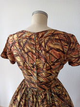 Cargar imagen en el visor de la galería, 1950s 1960s - Gorgeous Abstract Stin Silk Dress - W28.5 (72cm)
