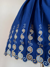 Cargar imagen en el visor de la galería, 1950s 1960s - French DEADSTOCK - Gorgeous Blue Cotton Dress - W31.5 (80cm)

