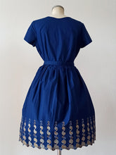 Cargar imagen en el visor de la galería, 1950s 1960s - French DEADSTOCK - Gorgeous Blue Cotton Dress - W31.5 (80cm)
