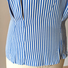 Laden Sie das Bild in den Galerie-Viewer, 1950s - Stunning Collar Striped Cotton Blouse - Sz M/L
