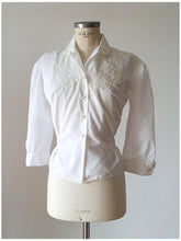 Laden Sie das Bild in den Galerie-Viewer, 1950s - SERMO, France - Exquisite Deadstock Blouse - Sz 46
