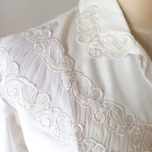 Laden Sie das Bild in den Galerie-Viewer, 1950s - SERMO, France - Exquisite Deadstock Blouse - Sz 46
