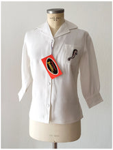 Laden Sie das Bild in den Galerie-Viewer, 1950s 1960s - ISIDORE ANDRE, France - Deadstock Seahorse Blouse - Sz 40
