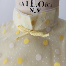 Laden Sie das Bild in den Galerie-Viewer, 1950s - French Deadstock - Fabulous Yellow Nylon Blouse - Sz 46
