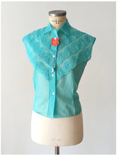 Laden Sie das Bild in den Galerie-Viewer, 1950s - French Deadstock - Stunning Turquoise Nylon Blouse - Sz 44
