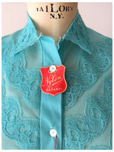 Laden Sie das Bild in den Galerie-Viewer, 1950s - French Deadstock - Stunning Turquoise Nylon Blouse - Sz 44
