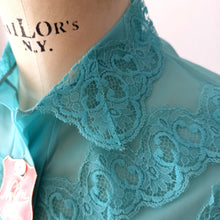 Laden Sie das Bild in den Galerie-Viewer, 1950s - French Deadstock - Stunning Turquoise Nylon Blouse - Sz 44
