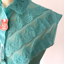 Laden Sie das Bild in den Galerie-Viewer, 1950s - French Deadstock - Stunning Turquoise Nylon Blouse - Sz 44
