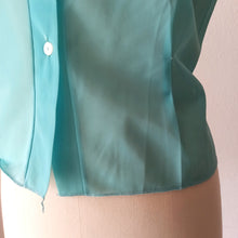 Laden Sie das Bild in den Galerie-Viewer, 1950s - French Deadstock - Stunning Turquoise Nylon Blouse - Sz 44
