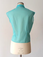 Laden Sie das Bild in den Galerie-Viewer, 1950s - French Deadstock - Stunning Turquoise Nylon Blouse - Sz 44
