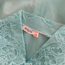 Laden Sie das Bild in den Galerie-Viewer, 1950s - French Deadstock - Stunning Turquoise Nylon Blouse - Sz 44
