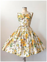 Laden Sie das Bild in den Galerie-Viewer, 1950s 1960s - Precious Floral Textured Cotton Dress - W25 (64cm)
