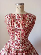 Charger l&#39;image dans la galerie, 1950s - Adorable Ivy Print Cotton Dress - W27 (68cm)
