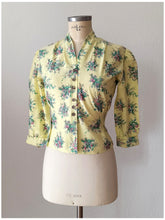 Laden Sie das Bild in den Galerie-Viewer, 1940s 1950s - FRANCE - Gorgeous Yellow Floral Cotton Blouse - W30 (76cm)
