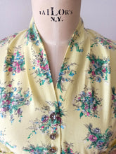 Laden Sie das Bild in den Galerie-Viewer, 1940s 1950s - FRANCE - Gorgeous Yellow Floral Cotton Blouse - W30 (76cm)
