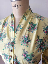 Laden Sie das Bild in den Galerie-Viewer, 1940s 1950s - FRANCE - Gorgeous Yellow Floral Cotton Blouse - W30 (76cm)
