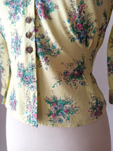 Laden Sie das Bild in den Galerie-Viewer, 1940s 1950s - FRANCE - Gorgeous Yellow Floral Cotton Blouse - W30 (76cm)
