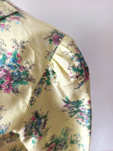 Laden Sie das Bild in den Galerie-Viewer, 1940s 1950s - FRANCE - Gorgeous Yellow Floral Cotton Blouse - W30 (76cm)
