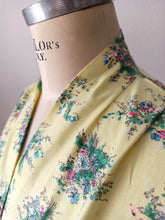 Laden Sie das Bild in den Galerie-Viewer, 1940s 1950s - FRANCE - Gorgeous Yellow Floral Cotton Blouse - W30 (76cm)
