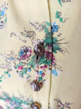 Laden Sie das Bild in den Galerie-Viewer, 1940s 1950s - FRANCE - Gorgeous Yellow Floral Cotton Blouse - W30 (76cm)
