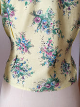 Laden Sie das Bild in den Galerie-Viewer, 1940s 1950s - FRANCE - Gorgeous Yellow Floral Cotton Blouse - W30 (76cm)
