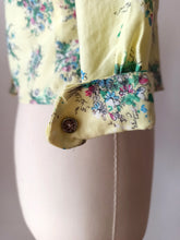 Laden Sie das Bild in den Galerie-Viewer, 1940s 1950s - FRANCE - Gorgeous Yellow Floral Cotton Blouse - W30 (76cm)
