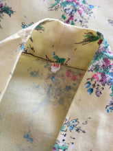 Laden Sie das Bild in den Galerie-Viewer, 1940s 1950s - FRANCE - Gorgeous Yellow Floral Cotton Blouse - W30 (76cm)
